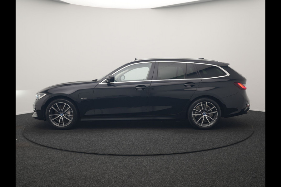 BMW 3 Serie Touring 330e Luxury Line PHEV 293pk Dealer O.H. | Trekhaak Af Fabriek | Panodak | 360 Camera | Lederen Sportstoelen Memory & Verwarmd | Keyless | Blis | Sfeerverlichting | Apple Carplay | Navigatie | DAB | Plug In Hybrid |