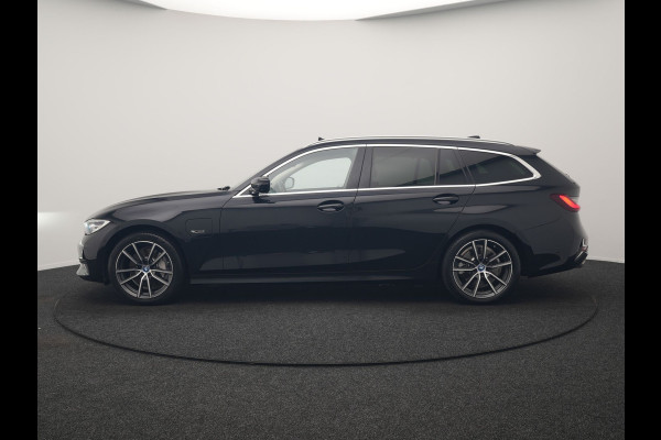 BMW 3 Serie Touring 330e Luxury Line PHEV 293pk Dealer O.H. | Trekhaak Af Fabriek | Panodak | 360 Camera | Lederen Sportstoelen Memory & Verwarmd | Keyless | Blis | Sfeerverlichting | Apple Carplay | Navigatie | DAB | Plug In Hybrid |