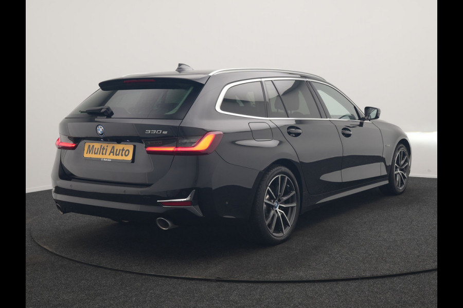 BMW 3 Serie Touring 330e Luxury Line PHEV 293pk Dealer O.H. | Trekhaak Af Fabriek | Panodak | 360 Camera | Lederen Sportstoelen Memory & Verwarmd | Keyless | Blis | Sfeerverlichting | Apple Carplay | Navigatie | DAB | Plug In Hybrid |