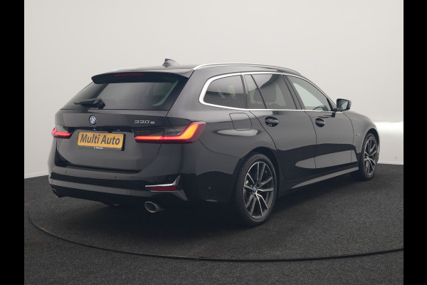 BMW 3 Serie Touring 330e Luxury Line PHEV 293pk Dealer O.H. | Trekhaak Af Fabriek | Panodak | 360 Camera | Lederen Sportstoelen Memory & Verwarmd | Keyless | Blis | Sfeerverlichting | Apple Carplay | Navigatie | DAB | Plug In Hybrid |