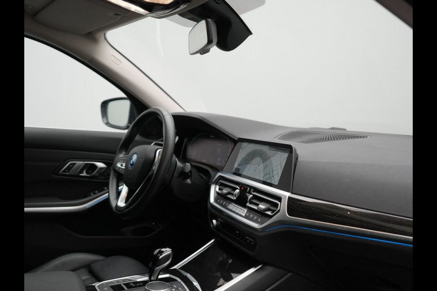 BMW 3 Serie Touring 330e Luxury Line PHEV 293pk Dealer O.H. | Trekhaak Af Fabriek | Panodak | 360 Camera | Lederen Sportstoelen Memory & Verwarmd | Keyless | Blis | Sfeerverlichting | Apple Carplay | Navigatie | DAB | Plug In Hybrid |
