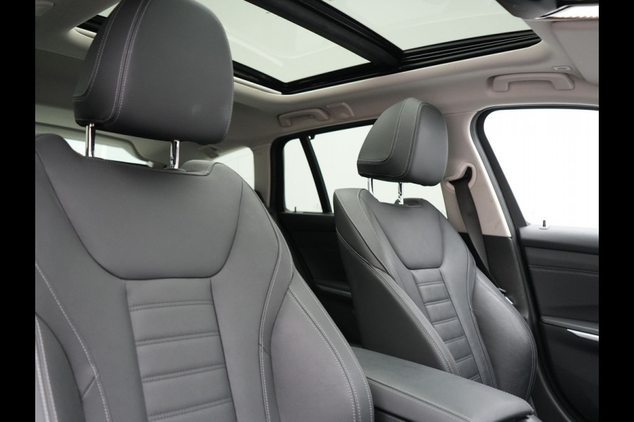 BMW 3 Serie Touring 330e Luxury Line PHEV 293pk Dealer O.H. | Trekhaak Af Fabriek | Panodak | 360 Camera | Lederen Sportstoelen Memory & Verwarmd | Keyless | Blis | Sfeerverlichting | Apple Carplay | Navigatie | DAB | Plug In Hybrid |