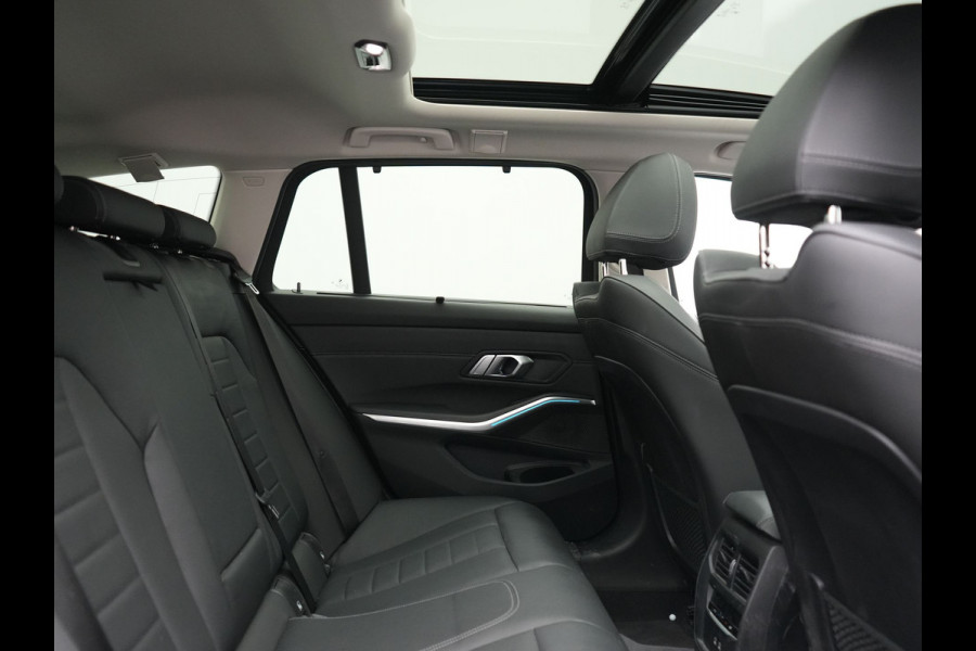 BMW 3 Serie Touring 330e Luxury Line PHEV 293pk Dealer O.H. | Trekhaak Af Fabriek | Panodak | 360 Camera | Lederen Sportstoelen Memory & Verwarmd | Keyless | Blis | Sfeerverlichting | Apple Carplay | Navigatie | DAB | Plug In Hybrid |