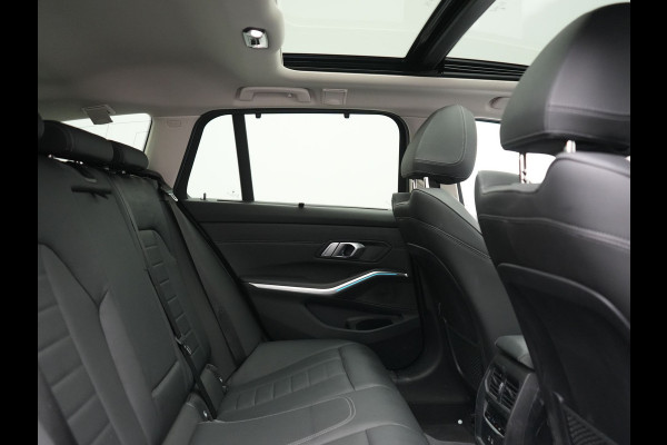 BMW 3 Serie Touring 330e Luxury Line PHEV 293pk Dealer O.H. | Trekhaak Af Fabriek | Panodak | 360 Camera | Lederen Sportstoelen Memory & Verwarmd | Keyless | Blis | Sfeerverlichting | Apple Carplay | Navigatie | DAB | Plug In Hybrid |
