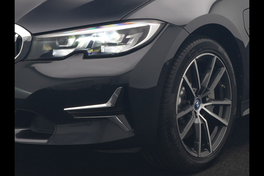 BMW 3 Serie Touring 330e Luxury Line PHEV 293pk Dealer O.H. | Trekhaak Af Fabriek | Panodak | 360 Camera | Lederen Sportstoelen Memory & Verwarmd | Keyless | Blis | Sfeerverlichting | Apple Carplay | Navigatie | DAB | Plug In Hybrid |