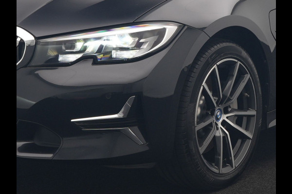 BMW 3 Serie Touring 330e Luxury Line PHEV 293pk Dealer O.H. | Trekhaak Af Fabriek | Panodak | 360 Camera | Lederen Sportstoelen Memory & Verwarmd | Keyless | Blis | Sfeerverlichting | Apple Carplay | Navigatie | DAB | Plug In Hybrid |