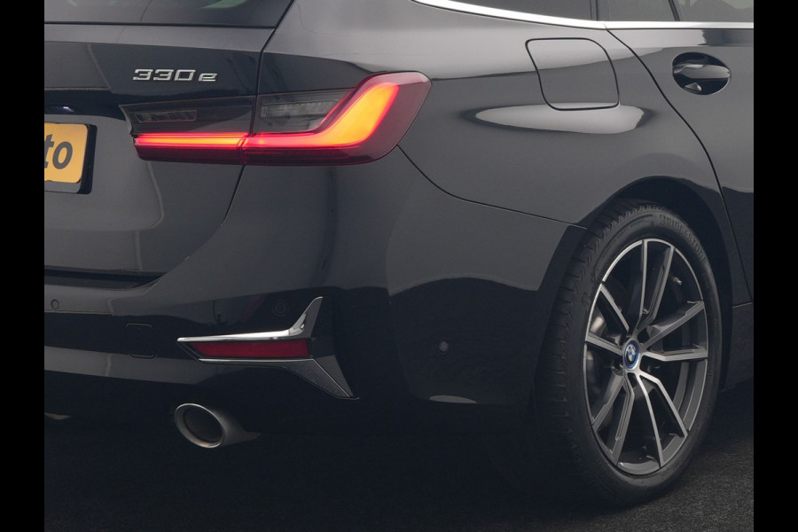 BMW 3 Serie Touring 330e Luxury Line PHEV 293pk Dealer O.H. | Trekhaak Af Fabriek | Panodak | 360 Camera | Lederen Sportstoelen Memory & Verwarmd | Keyless | Blis | Sfeerverlichting | Apple Carplay | Navigatie | DAB | Plug In Hybrid |