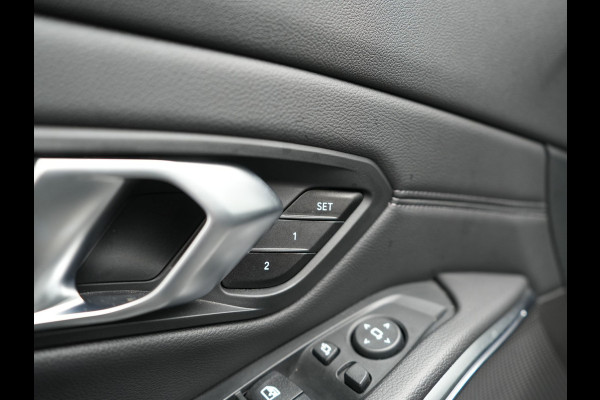 BMW 3 Serie Touring 330e Luxury Line PHEV 293pk Dealer O.H. | Trekhaak Af Fabriek | Panodak | 360 Camera | Lederen Sportstoelen Memory & Verwarmd | Keyless | Blis | Sfeerverlichting | Apple Carplay | Navigatie | DAB | Plug In Hybrid |