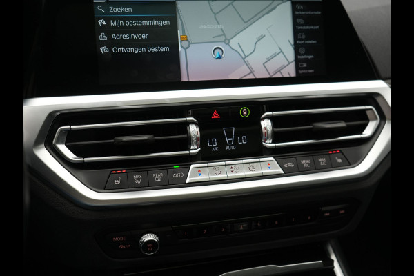 BMW 3 Serie Touring 330e Luxury Line PHEV 293pk Dealer O.H. | Trekhaak Af Fabriek | Panodak | 360 Camera | Lederen Sportstoelen Memory & Verwarmd | Keyless | Blis | Sfeerverlichting | Apple Carplay | Navigatie | DAB | Plug In Hybrid |