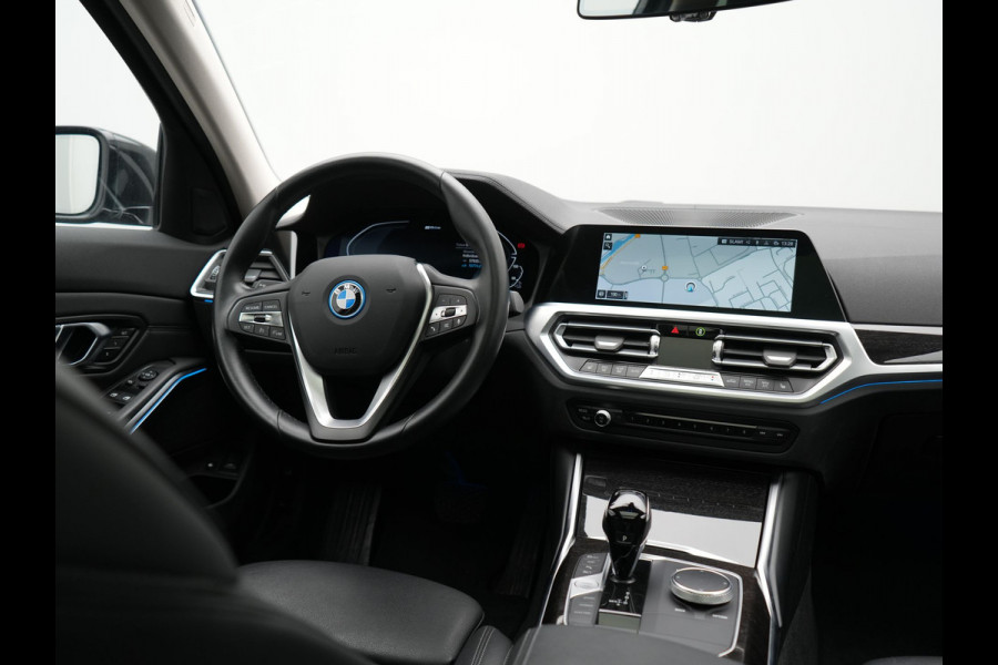 BMW 3 Serie Touring 330e Luxury Line PHEV 293pk Dealer O.H. | Trekhaak Af Fabriek | Panodak | 360 Camera | Lederen Sportstoelen Memory & Verwarmd | Keyless | Blis | Sfeerverlichting | Apple Carplay | Navigatie | DAB | Plug In Hybrid |