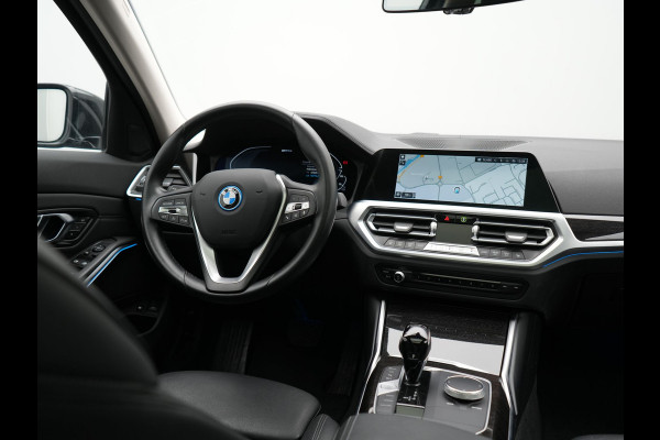 BMW 3 Serie Touring 330e Luxury Line PHEV 293pk Dealer O.H. | Trekhaak Af Fabriek | Panodak | 360 Camera | Lederen Sportstoelen Memory & Verwarmd | Keyless | Blis | Sfeerverlichting | Apple Carplay | Navigatie | DAB | Plug In Hybrid |