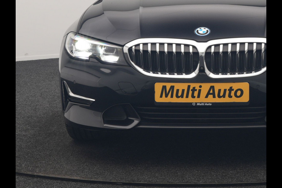 BMW 3 Serie Touring 330e Luxury Line PHEV 293pk Dealer O.H. | Trekhaak Af Fabriek | Panodak | 360 Camera | Lederen Sportstoelen Memory & Verwarmd | Keyless | Blis | Sfeerverlichting | Apple Carplay | Navigatie | DAB | Plug In Hybrid |