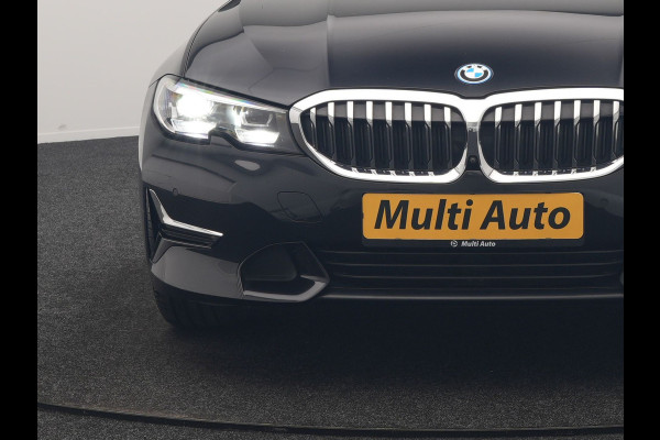 BMW 3 Serie Touring 330e Luxury Line PHEV 293pk Dealer O.H. | Trekhaak Af Fabriek | Panodak | 360 Camera | Lederen Sportstoelen Memory & Verwarmd | Keyless | Blis | Sfeerverlichting | Apple Carplay | Navigatie | DAB | Plug In Hybrid |