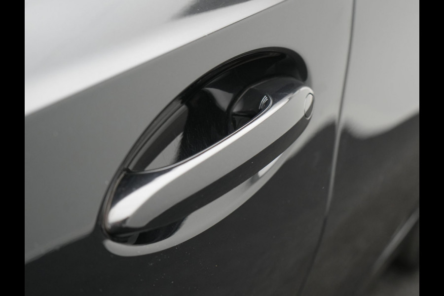 BMW 3 Serie Touring 330e Luxury Line PHEV 293pk Dealer O.H. | Trekhaak Af Fabriek | Panodak | 360 Camera | Lederen Sportstoelen Memory & Verwarmd | Keyless | Blis | Sfeerverlichting | Apple Carplay | Navigatie | DAB | Plug In Hybrid |