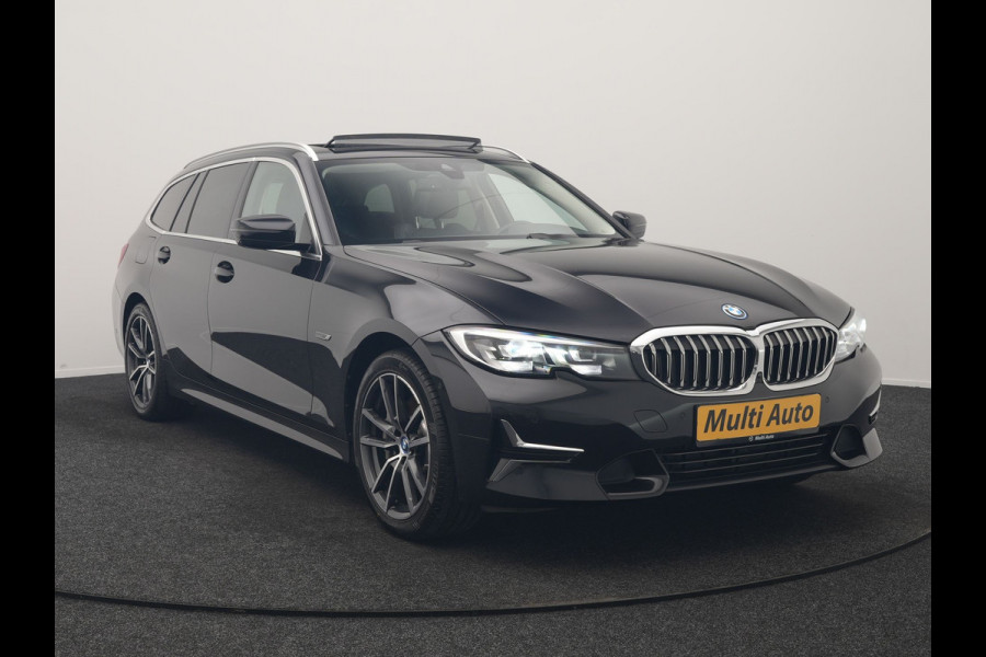 BMW 3 Serie Touring 330e Luxury Line PHEV 293pk Dealer O.H. | Trekhaak Af Fabriek | Panodak | 360 Camera | Lederen Sportstoelen Memory & Verwarmd | Keyless | Blis | Sfeerverlichting | Apple Carplay | Navigatie | DAB | Plug In Hybrid |