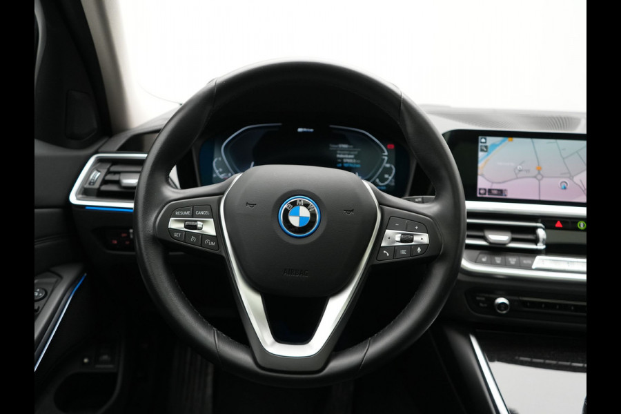 BMW 3 Serie Touring 330e Luxury Line PHEV 293pk Dealer O.H. | Trekhaak Af Fabriek | Panodak | 360 Camera | Lederen Sportstoelen Memory & Verwarmd | Keyless | Blis | Sfeerverlichting | Apple Carplay | Navigatie | DAB | Plug In Hybrid |