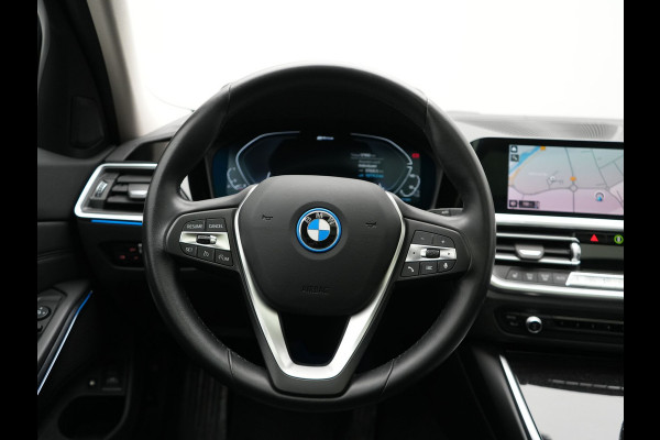 BMW 3 Serie Touring 330e Luxury Line PHEV 293pk Dealer O.H. | Trekhaak Af Fabriek | Panodak | 360 Camera | Lederen Sportstoelen Memory & Verwarmd | Keyless | Blis | Sfeerverlichting | Apple Carplay | Navigatie | DAB | Plug In Hybrid |