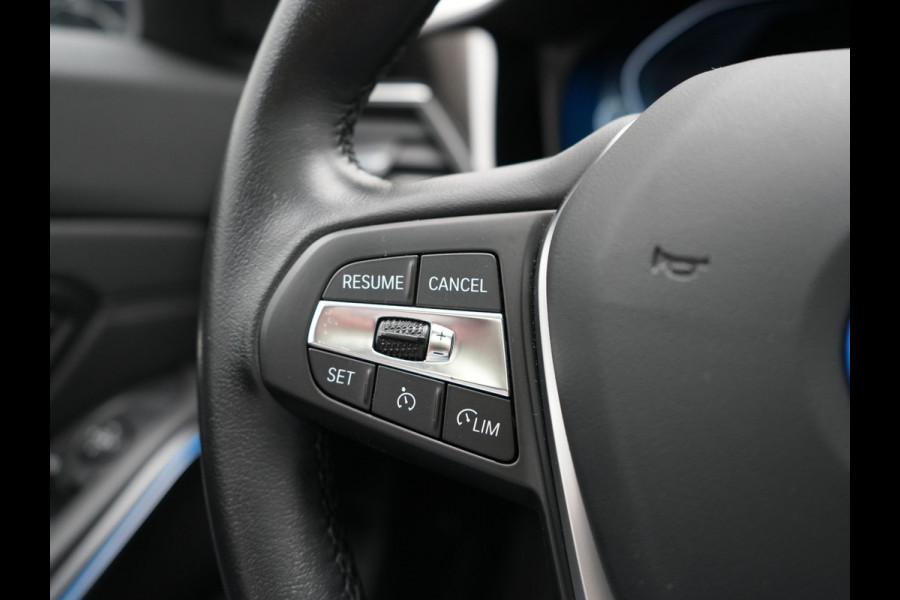 BMW 3 Serie Touring 330e Luxury Line PHEV 293pk Dealer O.H. | Trekhaak Af Fabriek | Panodak | 360 Camera | Lederen Sportstoelen Memory & Verwarmd | Keyless | Blis | Sfeerverlichting | Apple Carplay | Navigatie | DAB | Plug In Hybrid |