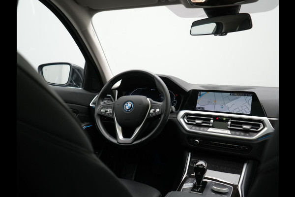 BMW 3 Serie Touring 330e Luxury Line PHEV 293pk Dealer O.H. | Trekhaak Af Fabriek | Panodak | 360 Camera | Lederen Sportstoelen Memory & Verwarmd | Keyless | Blis | Sfeerverlichting | Apple Carplay | Navigatie | DAB | Plug In Hybrid |