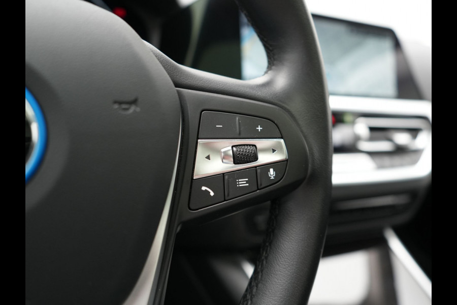BMW 3 Serie Touring 330e Luxury Line PHEV 293pk Dealer O.H. | Trekhaak Af Fabriek | Panodak | 360 Camera | Lederen Sportstoelen Memory & Verwarmd | Keyless | Blis | Sfeerverlichting | Apple Carplay | Navigatie | DAB | Plug In Hybrid |