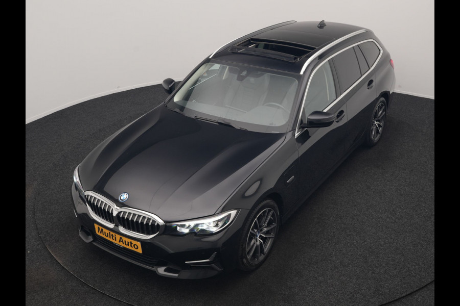 BMW 3 Serie Touring 330e Luxury Line PHEV 293pk Dealer O.H. | Trekhaak Af Fabriek | Panodak | 360 Camera | Lederen Sportstoelen Memory & Verwarmd | Keyless | Blis | Sfeerverlichting | Apple Carplay | Navigatie | DAB | Plug In Hybrid |