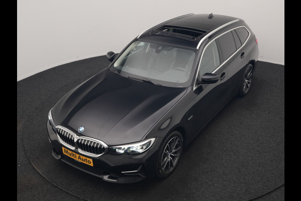 BMW 3 Serie Touring 330e Luxury Line PHEV 293pk Dealer O.H. | Trekhaak Af Fabriek | Panodak | 360 Camera | Lederen Sportstoelen Memory & Verwarmd | Keyless | Blis | Sfeerverlichting | Apple Carplay | Navigatie | DAB | Plug In Hybrid |