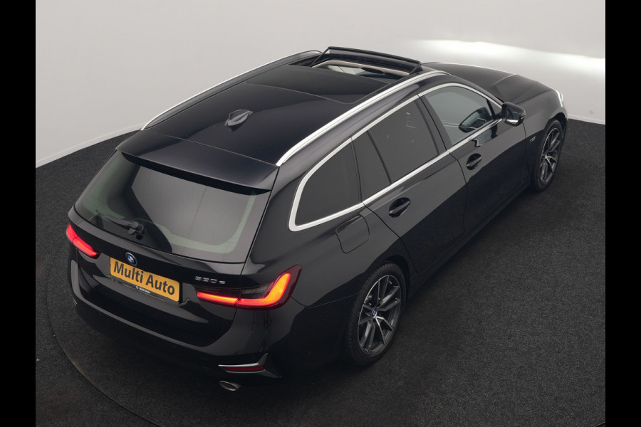 BMW 3 Serie Touring 330e Luxury Line PHEV 293pk Dealer O.H. | Trekhaak Af Fabriek | Panodak | 360 Camera | Lederen Sportstoelen Memory & Verwarmd | Keyless | Blis | Sfeerverlichting | Apple Carplay | Navigatie | DAB | Plug In Hybrid |