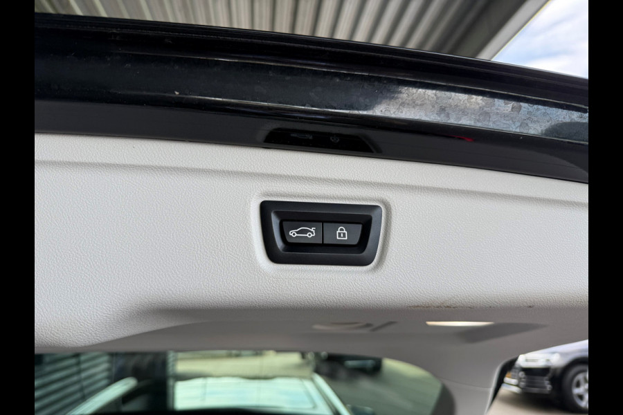 BMW 3 Serie Touring 330e Luxury Line PHEV 293pk Dealer O.H. | Trekhaak Af Fabriek | Panodak | 360 Camera | Lederen Sportstoelen Memory & Verwarmd | Keyless | Blis | Sfeerverlichting | Apple Carplay | Navigatie | DAB | Plug In Hybrid |