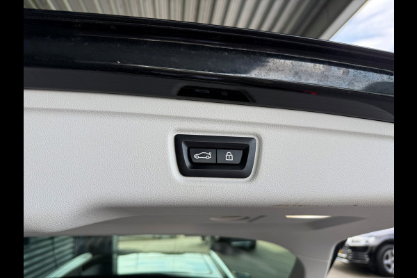 BMW 3 Serie Touring 330e Luxury Line PHEV 293pk Dealer O.H. | Trekhaak Af Fabriek | Panodak | 360 Camera | Lederen Sportstoelen Memory & Verwarmd | Keyless | Blis | Sfeerverlichting | Apple Carplay | Navigatie | DAB | Plug In Hybrid |