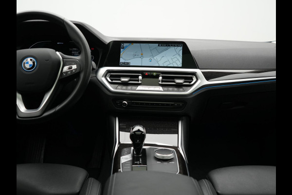 BMW 3 Serie Touring 330e Luxury Line PHEV 293pk Dealer O.H. | Trekhaak Af Fabriek | Panodak | 360 Camera | Lederen Sportstoelen Memory & Verwarmd | Keyless | Blis | Sfeerverlichting | Apple Carplay | Navigatie | DAB | Plug In Hybrid |