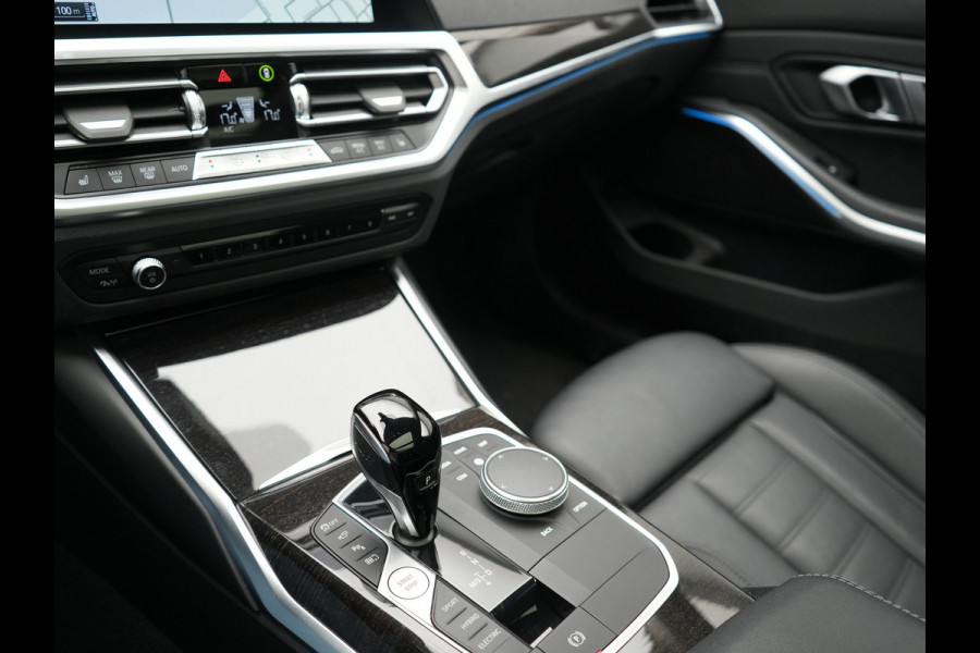 BMW 3 Serie Touring 330e Luxury Line PHEV 293pk Dealer O.H. | Trekhaak Af Fabriek | Panodak | 360 Camera | Lederen Sportstoelen Memory & Verwarmd | Keyless | Blis | Sfeerverlichting | Apple Carplay | Navigatie | DAB | Plug In Hybrid |