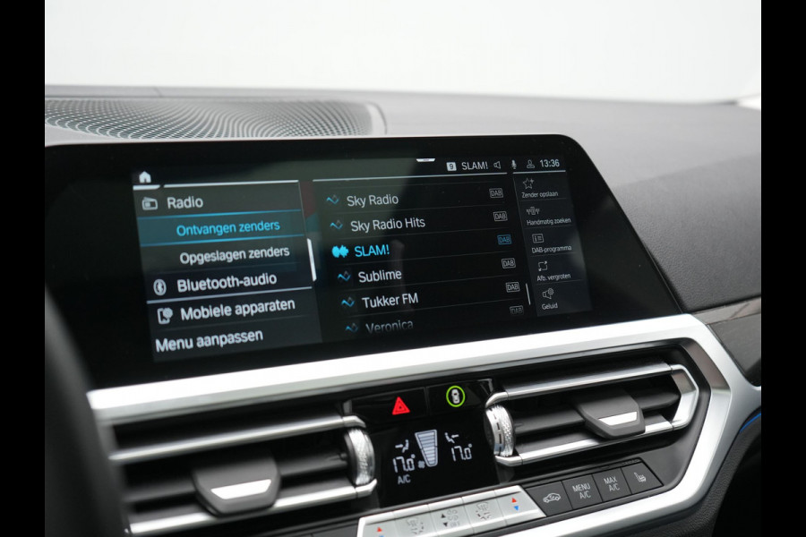 BMW 3 Serie Touring 330e Luxury Line PHEV 293pk Dealer O.H. | Trekhaak Af Fabriek | Panodak | 360 Camera | Lederen Sportstoelen Memory & Verwarmd | Keyless | Blis | Sfeerverlichting | Apple Carplay | Navigatie | DAB | Plug In Hybrid |