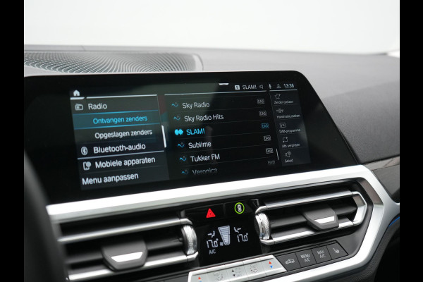 BMW 3 Serie Touring 330e Luxury Line PHEV 293pk Dealer O.H. | Trekhaak Af Fabriek | Panodak | 360 Camera | Lederen Sportstoelen Memory & Verwarmd | Keyless | Blis | Sfeerverlichting | Apple Carplay | Navigatie | DAB | Plug In Hybrid |