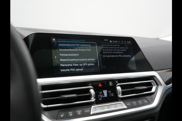 BMW 3 Serie Touring 330e Luxury Line PHEV 293pk Dealer O.H. | Trekhaak Af Fabriek | Panodak | 360 Camera | Lederen Sportstoelen Memory & Verwarmd | Keyless | Blis | Sfeerverlichting | Apple Carplay | Navigatie | DAB | Plug In Hybrid |