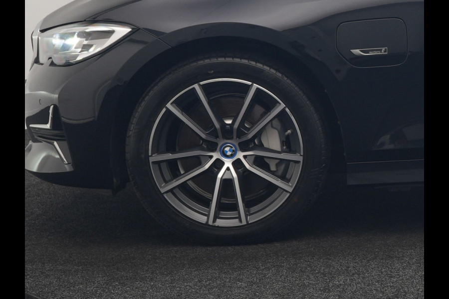 BMW 3 Serie Touring 330e Luxury Line PHEV 293pk Dealer O.H. | Trekhaak Af Fabriek | Panodak | 360 Camera | Lederen Sportstoelen Memory & Verwarmd | Keyless | Blis | Sfeerverlichting | Apple Carplay | Navigatie | DAB | Plug In Hybrid |