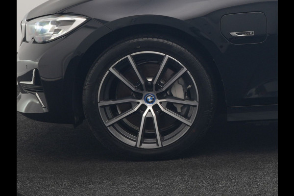 BMW 3 Serie Touring 330e Luxury Line PHEV 293pk Dealer O.H. | Trekhaak Af Fabriek | Panodak | 360 Camera | Lederen Sportstoelen Memory & Verwarmd | Keyless | Blis | Sfeerverlichting | Apple Carplay | Navigatie | DAB | Plug In Hybrid |