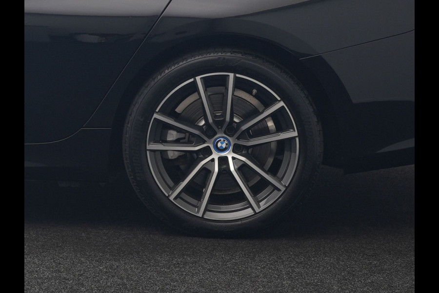BMW 3 Serie Touring 330e Luxury Line PHEV 293pk Dealer O.H. | Trekhaak Af Fabriek | Panodak | 360 Camera | Lederen Sportstoelen Memory & Verwarmd | Keyless | Blis | Sfeerverlichting | Apple Carplay | Navigatie | DAB | Plug In Hybrid |
