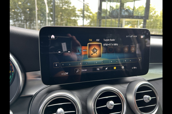 Mercedes-Benz GLC 300e AMG 4Matic Coupé // Trekhaak // 360 Camera // Sfeerverlichting // Augmented Reality // Night Pakket // Digitaal dashbord