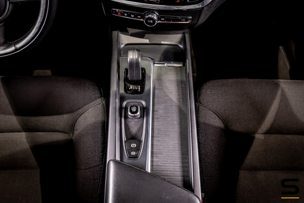 Volvo V60 2.0 B3 Momentum Advantage|NAP|E-trekhaak|BTW Auto