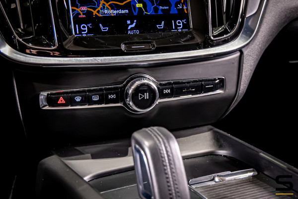 Volvo V60 2.0 B3 Momentum Advantage|NAP|E-trekhaak|BTW Auto
