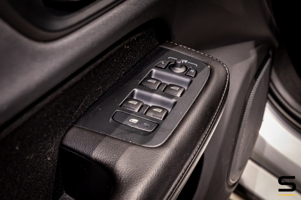 Volvo V60 2.0 B3 Momentum Advantage|NAP|E-trekhaak|BTW Auto