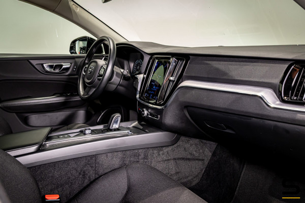 Volvo V60 2.0 B3 Momentum Advantage|NAP|E-trekhaak|BTW Auto