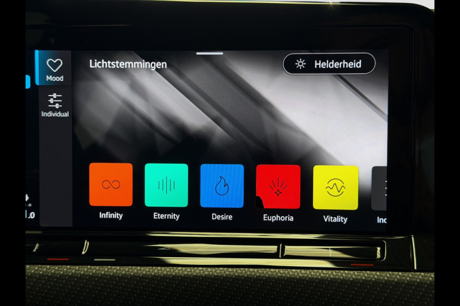Volkswagen Golf 1.5 eTSI R-Line|H/K Audio|El.trekh|Matrix IQ|Keyless