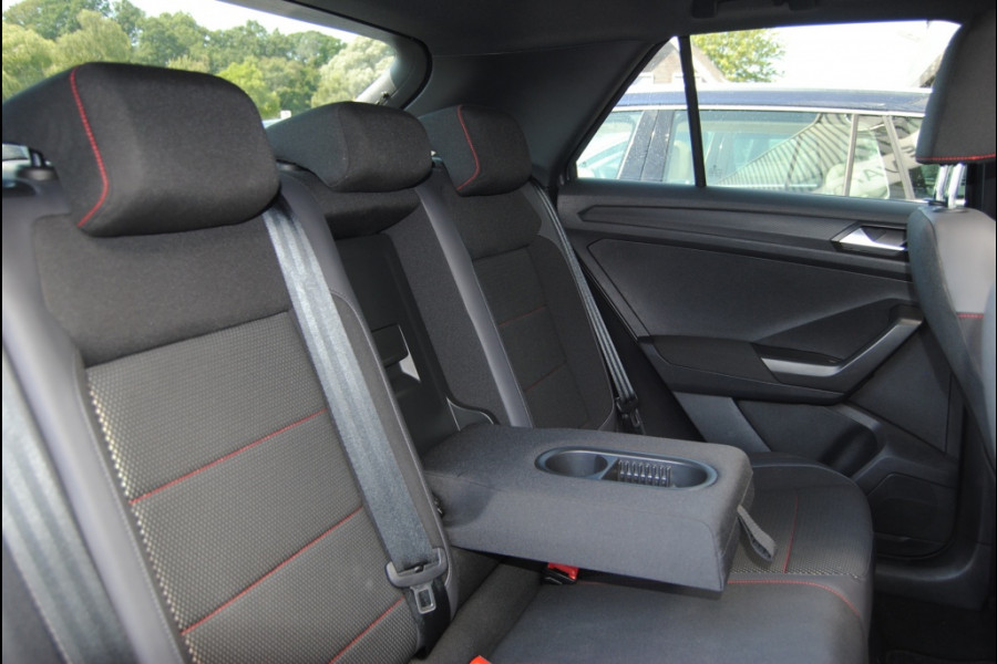 Volkswagen T-Roc 1.5 TSI Sport BnsR-Line | Carplay | Pano | Trekhaak |