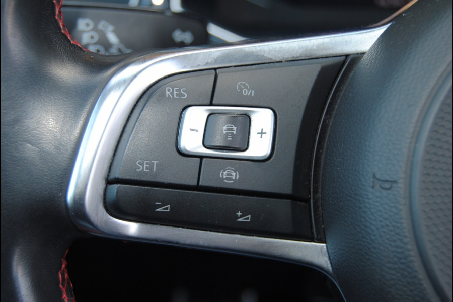 Volkswagen T-Roc 1.5 TSI Sport BnsR-Line | Carplay | Pano | Trekhaak |