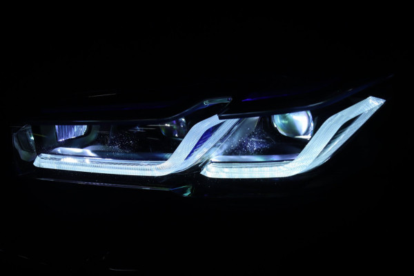 BMW 5 Serie 545e xDrive M Sport / 50 Jahre / PANO / HK / LASER / HUD / 2X MEMORY / CAMERA / SHADOW LINE
