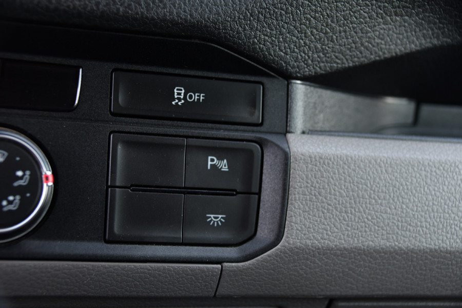 Volkswagen Crafter 35 2.0 TDI L3H3 PB Edition Camera, Cruise, Carplay, LED, Automaat, Trekhaak, Multimedia, Automaat, 140pk, Uniek!