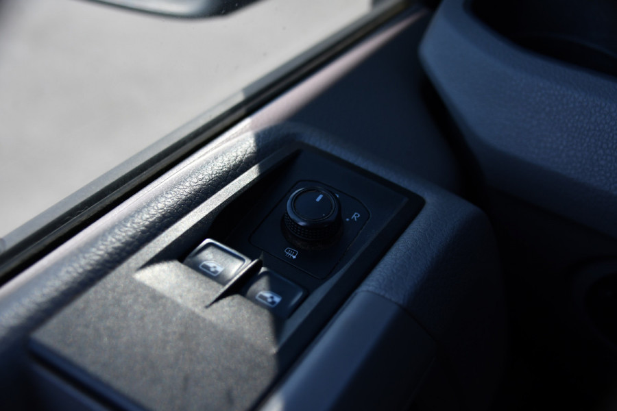Volkswagen Crafter 35 2.0 TDI L3H3 PB Edition Camera, Cruise, Carplay, LED, Automaat, Trekhaak, Multimedia, Automaat, 140pk, Uniek!