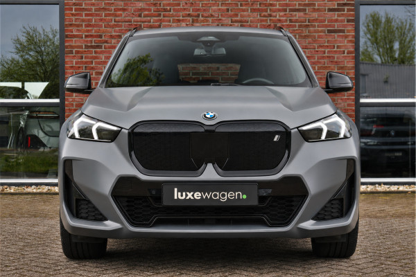 BMW iX1 xDrive30 M-Sport Pano Trekh ACC H/K HUD 360 e-zetels Frozen-Grey