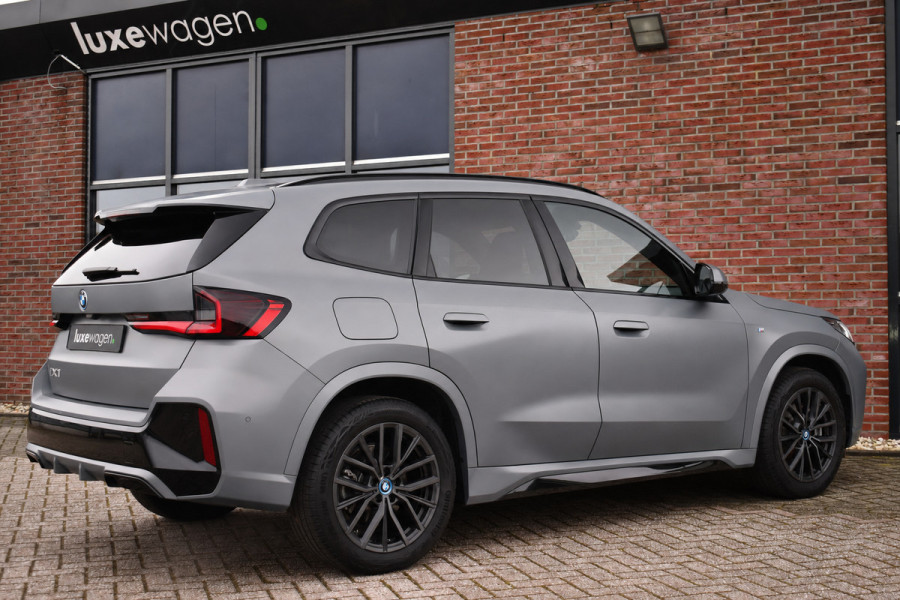 BMW iX1 xDrive30 M-Sport Pano Trekh ACC H/K HUD 360 e-zetels Frozen-Grey